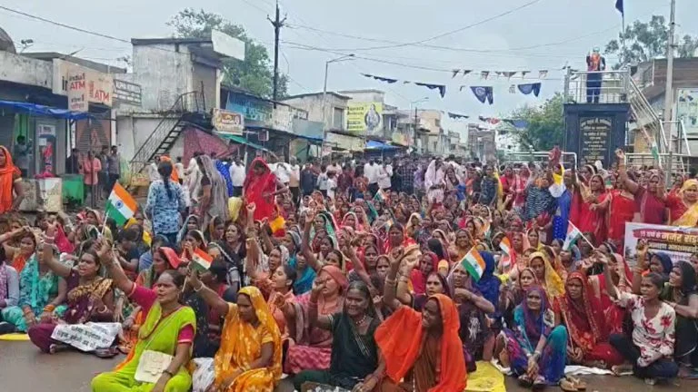 सड़क निर्माण की मांग पर ग्रामीणों का चक्काजाम, पामगढ़ में आंदोलन तेज, युवाओं का आमरण अनशन जारी